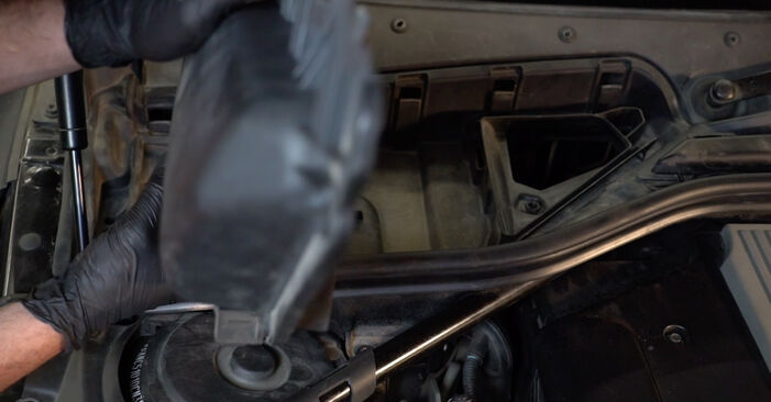 Samodzielna wymiana Filtr powietrza kabinowy w BMW 6 Cabrio (E64) 630 i 2007