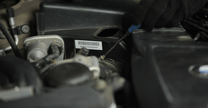 Wie man BMW X1 (E84) xDrive18d 2.0 2010 Luftfilter austauscht - Schrittweise Handbücher und Videowegleitungen