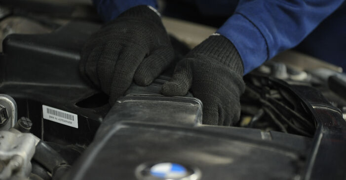 Hvordan bytte BMW 1 Hatchback (E81) 116d 2.0 2008 Luftfilter selv – veiledning på nettet