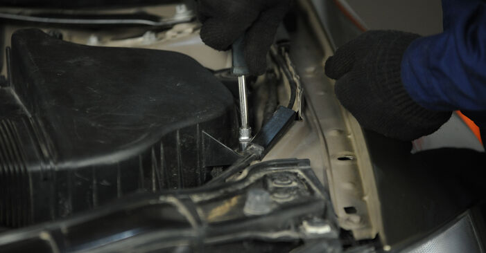 Sustitución de Filtro de Aire en un BMW E81 120 d 2008: manuales de taller gratuitos