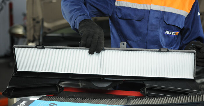 Ako vymeniť Kabínový filter na BMW 1 Cabrio (E88) 2013: stiahnite si PDF návody a video inštrukcie.