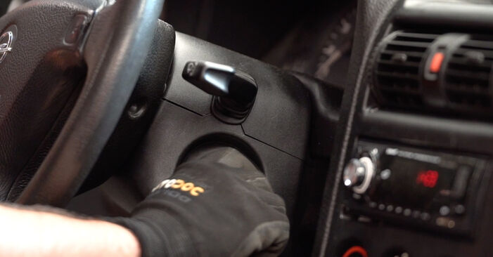 Como trocar Escovas do Limpa Vidros no Opel Astra G Coupe 2000 - manuais gratuitos em PDF e vídeo