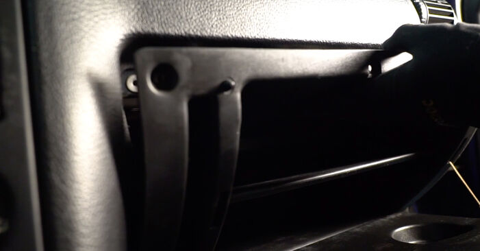 Tauschen Sie Innenraumfilter beim OPEL Astra G Limousine (T98) 1.6 (F69) 2001 selbst aus