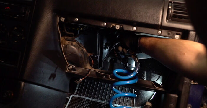 Wie lange braucht der Teilewechsel: Innenraumfilter am Opel Astra G Limousine 2006 - Einlässliche PDF-Wegleitung