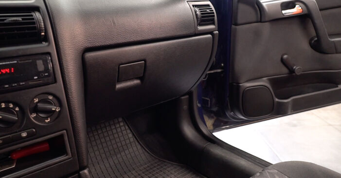 Wie man Innenraumfilter beim Opel Astra G Coupe 2000 wechselt - Gratis PDF- und Video-Tutorials