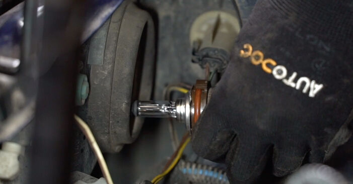 Corsa C Hatchback (X01) 1.7 DTI (F08, F68) 2001 Headlight Bulb DIY replacement workshop manual