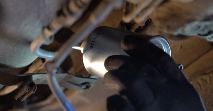 Wie schmierig ist es, selber zu reparieren: Kraftstofffilter beim Opel Astra H L70 1.3 CDTI (L70) 2010 wechseln – Downloaden Sie sich Bildanleitungen