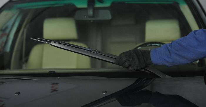 Kako zamenjati BMW Z3 Metlica brisalnika stekel - priročniki s koraki in video vodniki