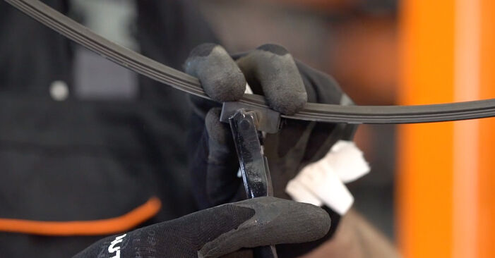 Cómo quitar Escobillas de Limpiaparabrisas en un BMW X6 M 2011 - instrucciones online fáciles de seguir