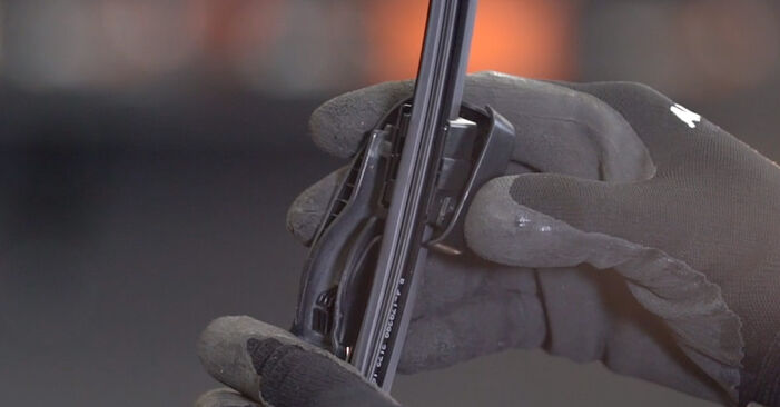 Wie kompliziert ist es, selbst zu reparieren: Scheibenwischer am BMW E71 M50d 3.0 2013 ersetzen – Laden Sie sich illustrierte Wegleitungen herunter