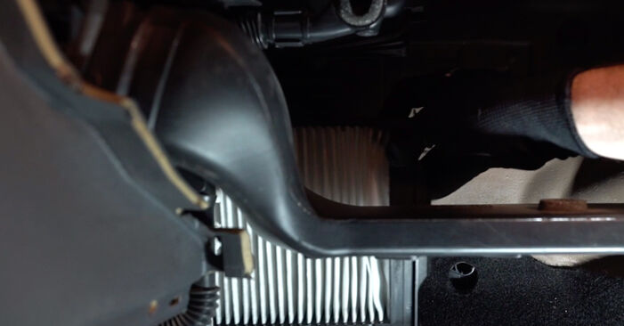 Wie problematisch ist es, selber zu reparieren: Innenraumfilter beim Renault Megane 2 Grandtour 1.5 dCi (KM0F, KM0T, KM2B) 2009 auswechseln – Downloaden Sie sich bebilderte Tutorials