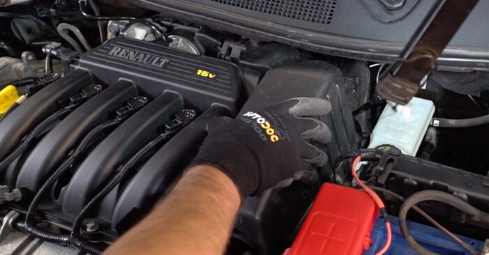 How to change Air Filter on RENAULT TRAFIC II Platform/Chassis (EL) 2013 - tips and tricks