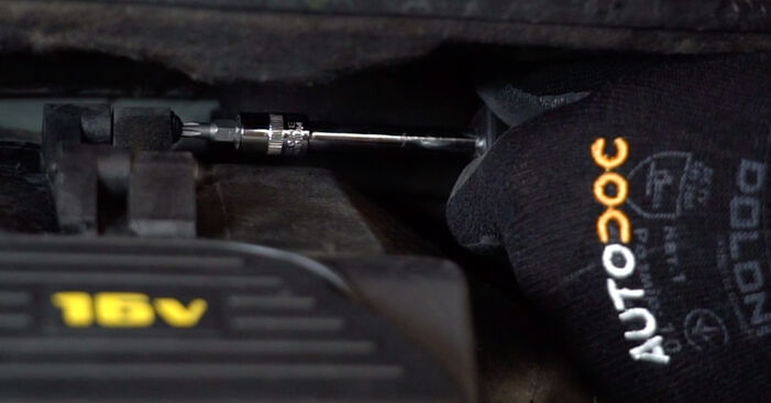 Wechseln Sie Luftfilter beim Renault Megane 1 Cabrio 1998 1.6 16V (EA04, EA0B, EA11, EA1J) selber aus
