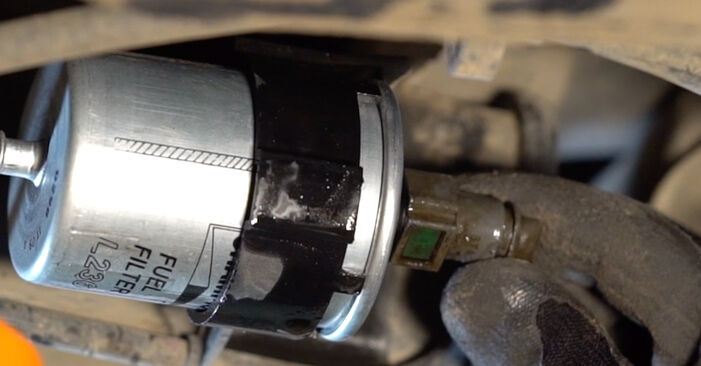 Cómo reemplazar Filtro de Combustible en un RENAULT LAGUNA Coupé (DT0/1) 2013: descargue manuales en PDF e instrucciones en video
