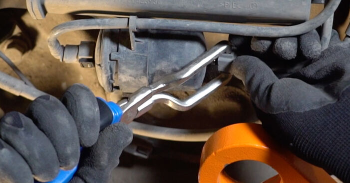 Sustitución de Filtro de Combustible en un Renault Megane CC 1.9 dCi 2012: manuales de taller gratuitos