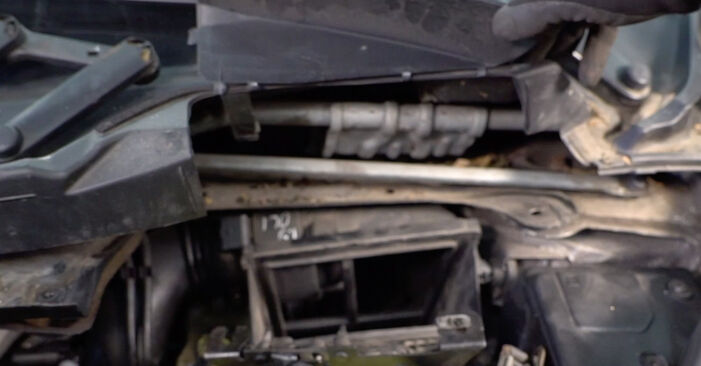 Tauschen Sie Luftfilter beim Renault Megane 2 Cabrio 2005 1.9 dCi selber aus