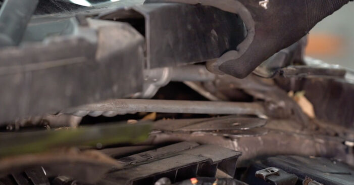 Wie schmierig ist es, selber zu reparieren: Luftfilter beim Renault Megane 2 Cabrio 2.0 16V Turbo 2009 wechseln – Downloaden Sie sich Bildanleitungen