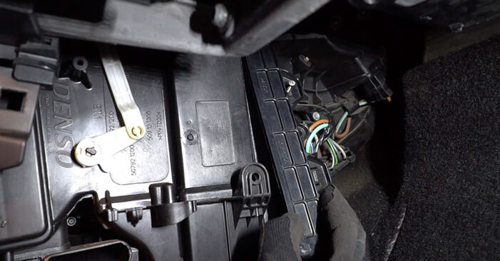 Wie schmierig ist es, selber zu reparieren: Innenraumfilter beim Fiat Stilo Kombi 1.9 JTD 2003 wechseln – Downloaden Sie sich Bildanleitungen