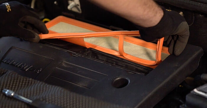 Sustitución de Filtro de Aire en un Fiat 500 Cabrio 0.9 (312AG1A) 2011: manuales de taller gratuitos