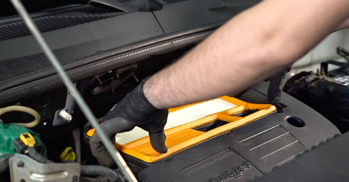 Wie man FIAT 500 1.3 D Multijet (312CXB1A) 2013 Luftfilter austauscht - Eingängige Anweisungen online