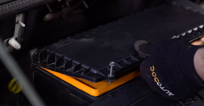 Jak wymienić Filtr powietrza w FIAT 500 Hatchback (312) 1.3 D Multijet (312AXE1A) 2012: pobierz instrukcje PDF i instrukcje wideo