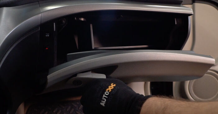 Ako vymeniť Kabínový filter na Honda Civic 9 2011 – bezplatné PDF a video návody.