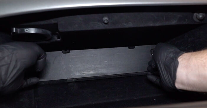 Sustitución de Filtro de Habitáculo en un Honda Civic 9 1.6 (FB7, FB1) 2013: manuales de taller gratuitos
