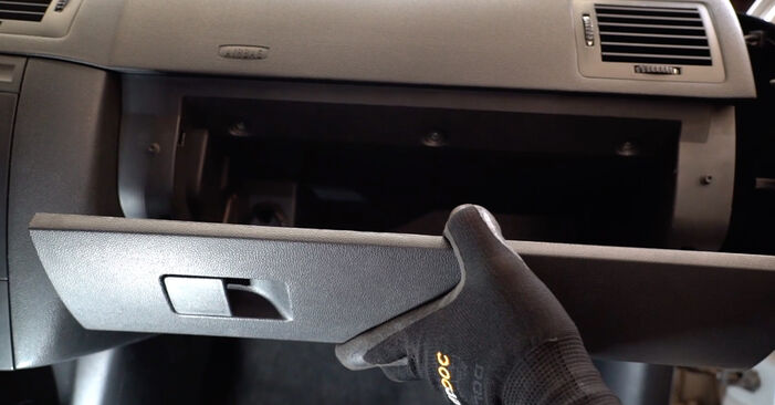 SKODA Fabia II Hatchback (542) 1.2 TSI Filtr klimatyzacji wymiana: przewodniki online i samouczki wideo