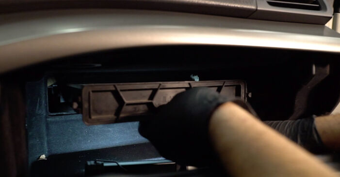 Honda Civic 9 Tourer 1.6 i-DTEC (FK3) 2020 Innenraumfilter wechseln: wie schwer ist es, selbst zu reparieren - Downloaden Sie sich illustrierte Anleitungen