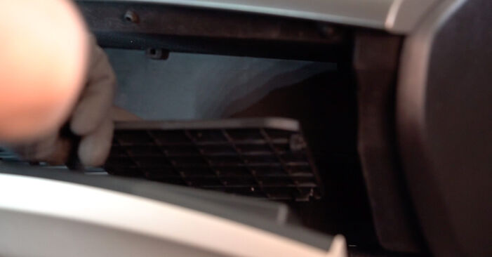 Wie man HONDA Accord IX Limousine (CR) 2.4 (CR2) 2013 Innenraumfilter wechselt - Schritt-für-Schritt-Leitfäden und Video-Tutorials