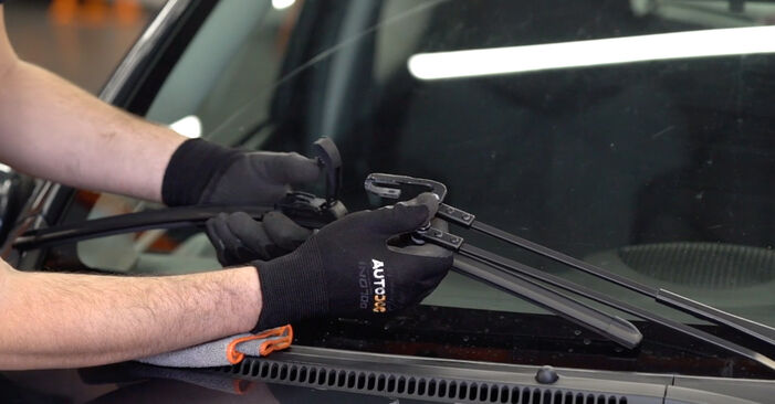 Sustitución de Escobillas de Limpiaparabrisas en un Toyota Auris e18 1.4 D-4D (NDE180_) 2014: manuales de taller gratuitos
