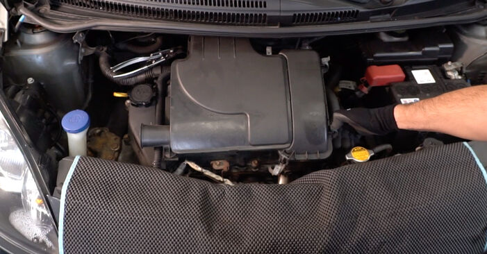 Cómo reemplazar Filtro de Aire en un TOYOTA Yaris Hatchback (_P13_) 1.4 D (NLP130_) 2011 - manuales paso a paso y guías en video