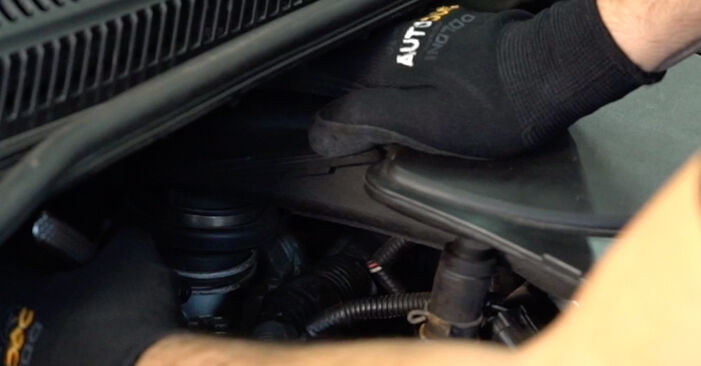 Samodzielna wymiana Filtr powietrza w TOYOTA Yaris III Hatchback (XP13) 1.0 (KSP130_) 2013