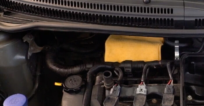Jak zdjąć i wymienić Filtr powietrza silnika Toyota Yaris xp13 1.5 Hybrid (NHP130_) 2014 - łatwe w użyciu instrukcje online