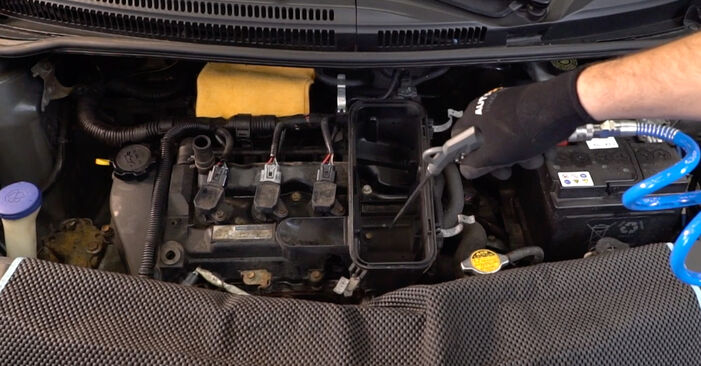 Toyota Yaris xp13 1.3 (NCP130_) 2016 Luftfilter wechseln: wie schwer ist es, selbst zu reparieren - Downloaden Sie sich illustrierte Anleitungen