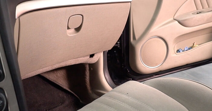Wie lange braucht der Teilewechsel: Innenraumfilter am Alfa Romeo Brera 2008 - Einlässliche PDF-Wegleitung