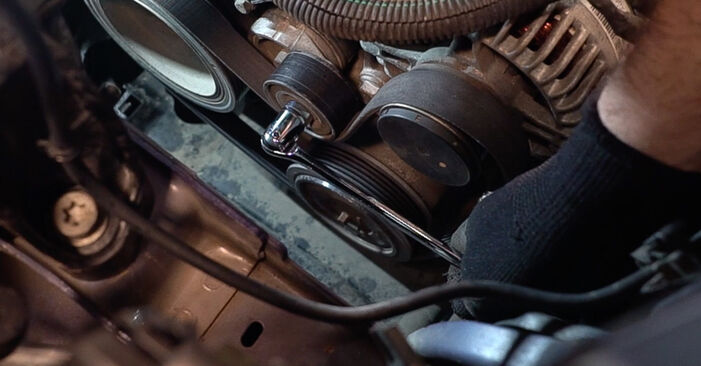 Ako vymeniť Klinový rebrovaný remen na Peugeot 307 cc 3b 2003 – bezplatné PDF a video návody.