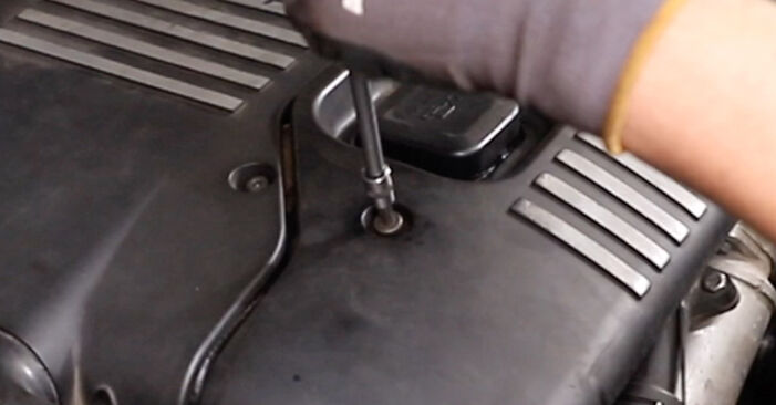 Tauschen Sie Thermostat beim BMW 5 Limousine (E39) 520 i 1998 selbst aus