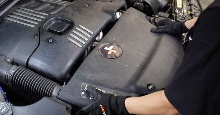 Kuinka vaikeaa on tehdä itse: Ilmamassamittari-osien vaihto BMW 7 SERIES -autoon - lataa kuvitettu opas