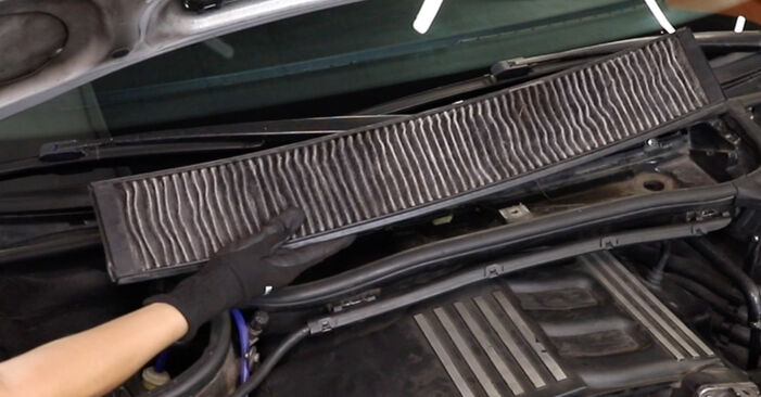 Kuinka vaikeaa on tehdä itse: Ilmamassamittari-osien vaihto BMW 7 SERIES -autoon - lataa kuvitettu opas