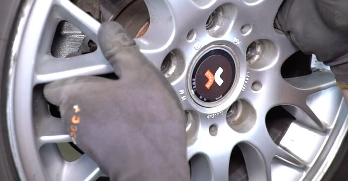 Substituir Indicator de uzura placute frana BMW 3 Coupe (E46) 330Cd 3.0 2005 - tutorialul online