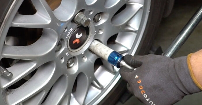Cómo reemplazar Sensor de Desgaste de Pastillas de Frenos en un BMW 3 Cabrio (E46) 330 Ci 2001 - manuales paso a paso y guías en video