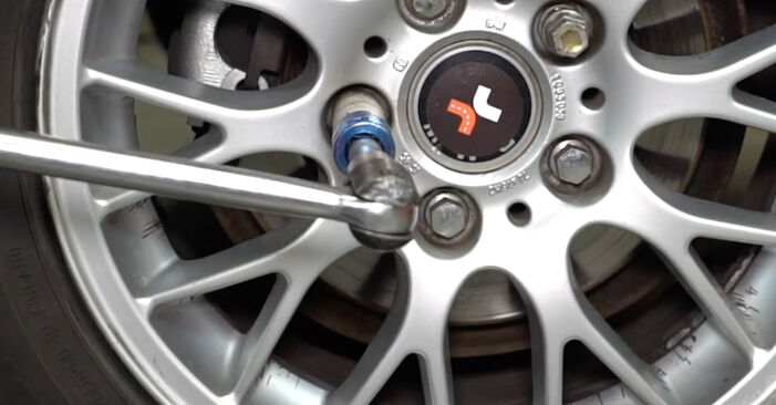 Cómo reemplazar Sensor de Desgaste de Pastillas de Frenos en un BMW 3 Coupé (E46) 330 Ci 2000 - manuales paso a paso y guías en video