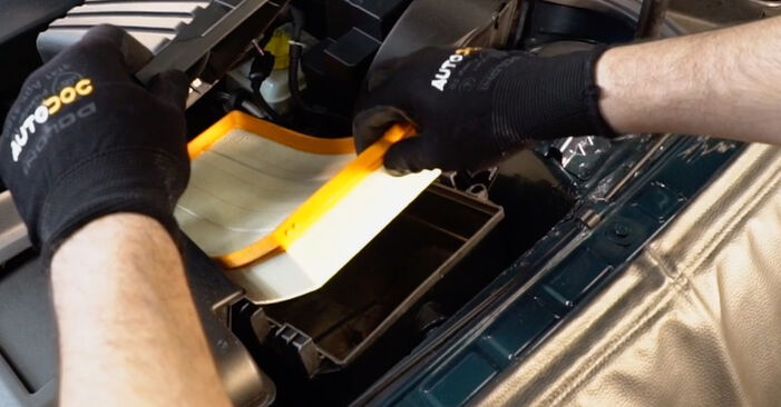 Hvordan man udskifter Luftfilter på VW GOLF: hent PDF manualer og video instruktioner