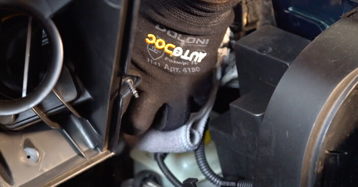 Wie schmierig ist es, selber zu reparieren: Luftfilter beim VW BORA 2.0 2013 wechseln – Downloaden Sie sich Bildanleitungen