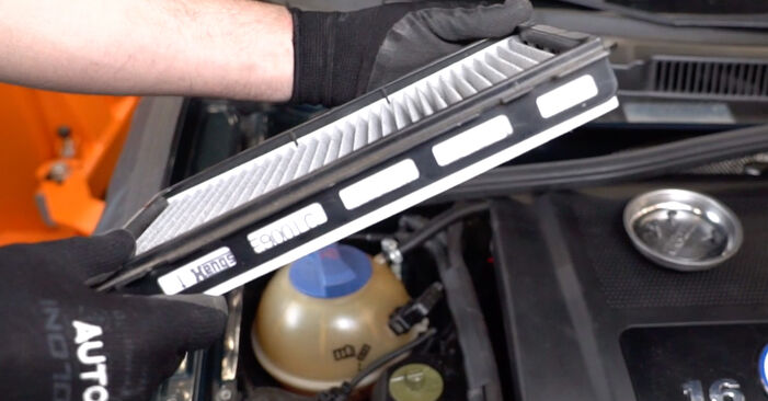 Wie man VW BORA 1.9 TDI 2011 Innenraumfilter austauscht - Eingängige Anweisungen online