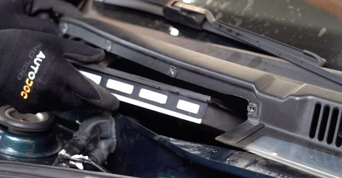 Wie man Innenraumfilter am VW BORA 2012 wechselt – Laden Sie sich PDF-Wegleitungen und Videoanweisungen herunter