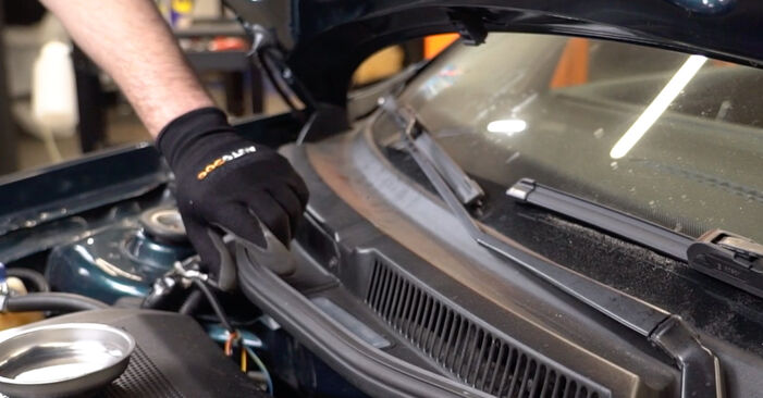 Wie lange braucht der Teilewechsel: Innenraumfilter am VW New Beetle Cabrio 2010 - Einlässliche PDF-Wegleitung