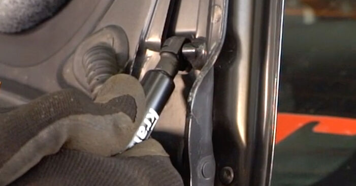 Wie problematisch ist es, selber zu reparieren: Heckklappendämpfer beim BMW E90 325d 3.0 2010 auswechseln – Downloaden Sie sich bebilderte Tutorials