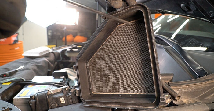 Kako težko to naredite sami: Zracni filter zamenjava na Toyota Camry XV40 2.4 Hybrid (AHV40_) 2012 - prenesite slikovni vodnik